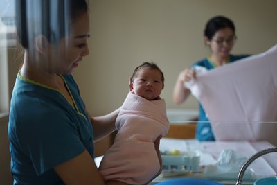 怀抱新生婴儿的妇女